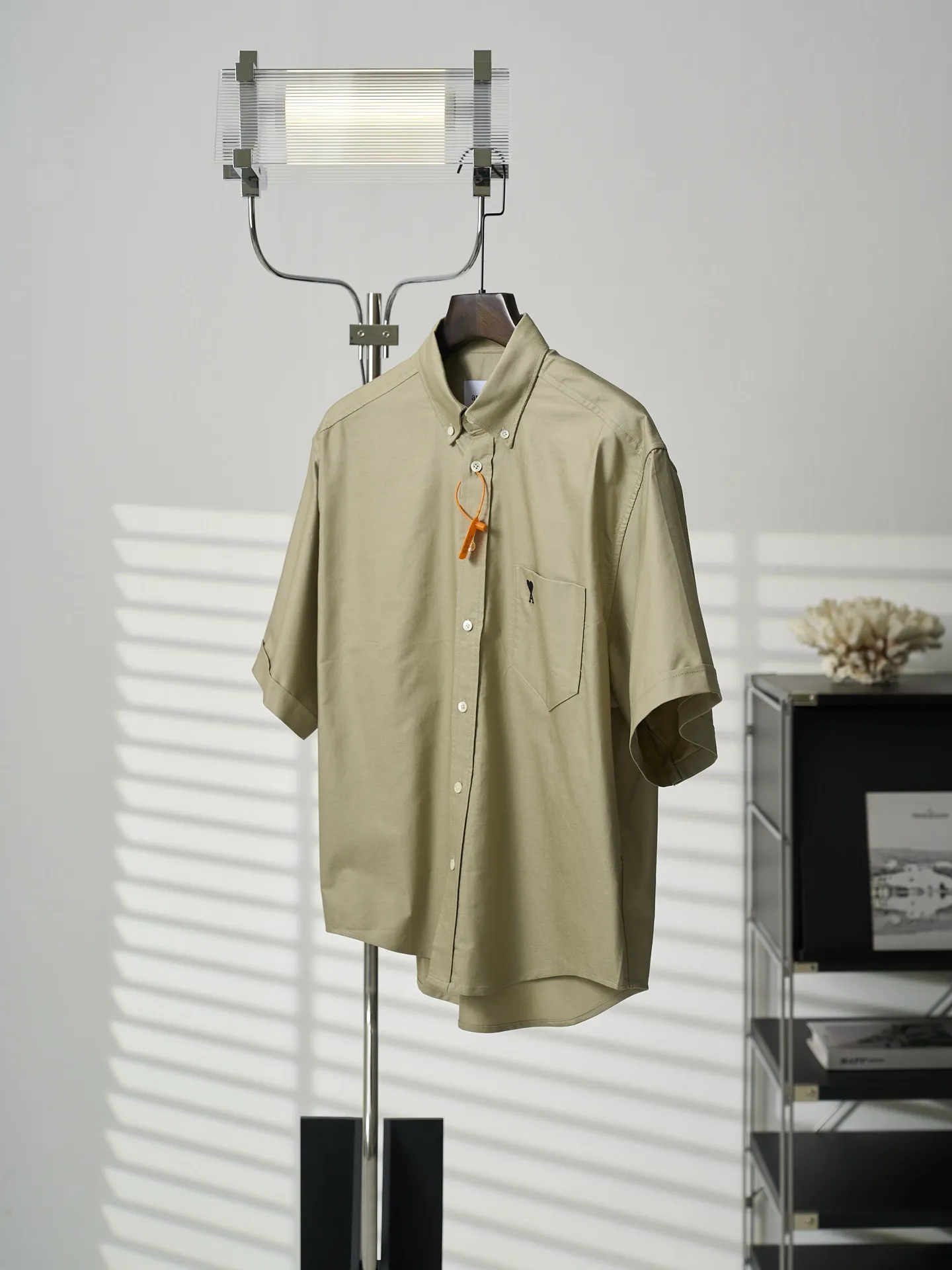 [Real auction] AMI/Amy love heart embroidered short-sleeved shirt [In Stock] 37 38 39 40 Customized high-density double-ply Oxford spinning, tight and smooth, comfortable and close to the skin, wearing Paris wheat wave brown, relaxed and casual, elegant and elegant. Black silk thread dances on the chest with love embroidery, low-key and powerful, bounded by pockets, hiding the French romance. It is the ultimate simplification of color, with the ultimate restraint. Deducing an effortless sense of high-end, using imported machine embroidery technology, using advanced computer control systems and precision mechanical components to achieve Ami love embroidery operations with high precision, smooth and delicate lines, the fabrics have been washed, and have a better hand feel and texture. Not easy to deform, not easy to shrink, not easy to fade, maintain long-term beauty, loose fit